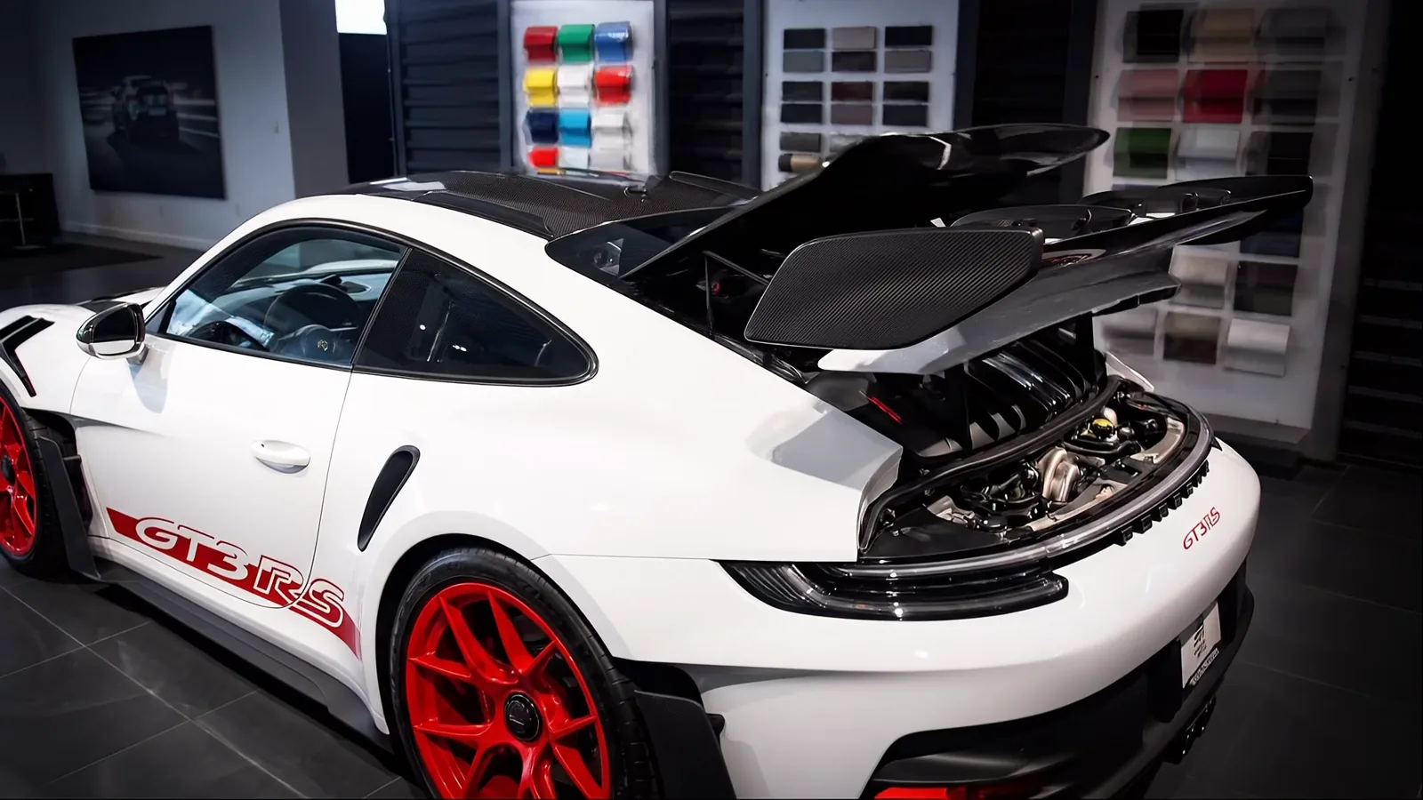 Vista trasera del 911 GT3 RS con el capó del motor abierto y el alerón de cuello de cisne